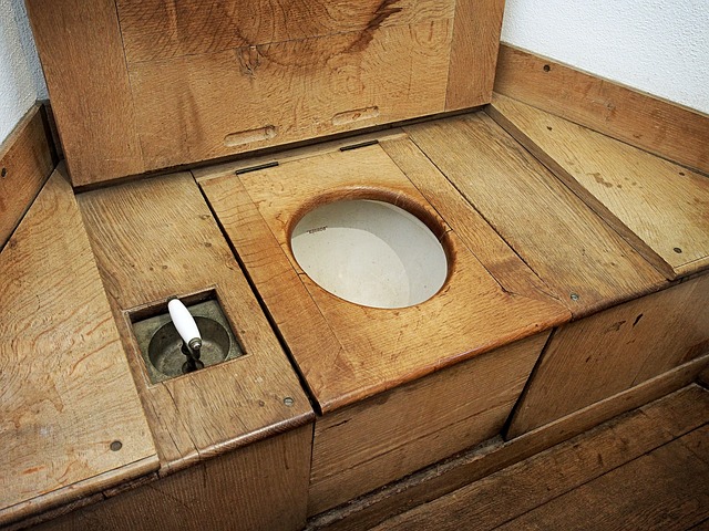 starý typ toalety